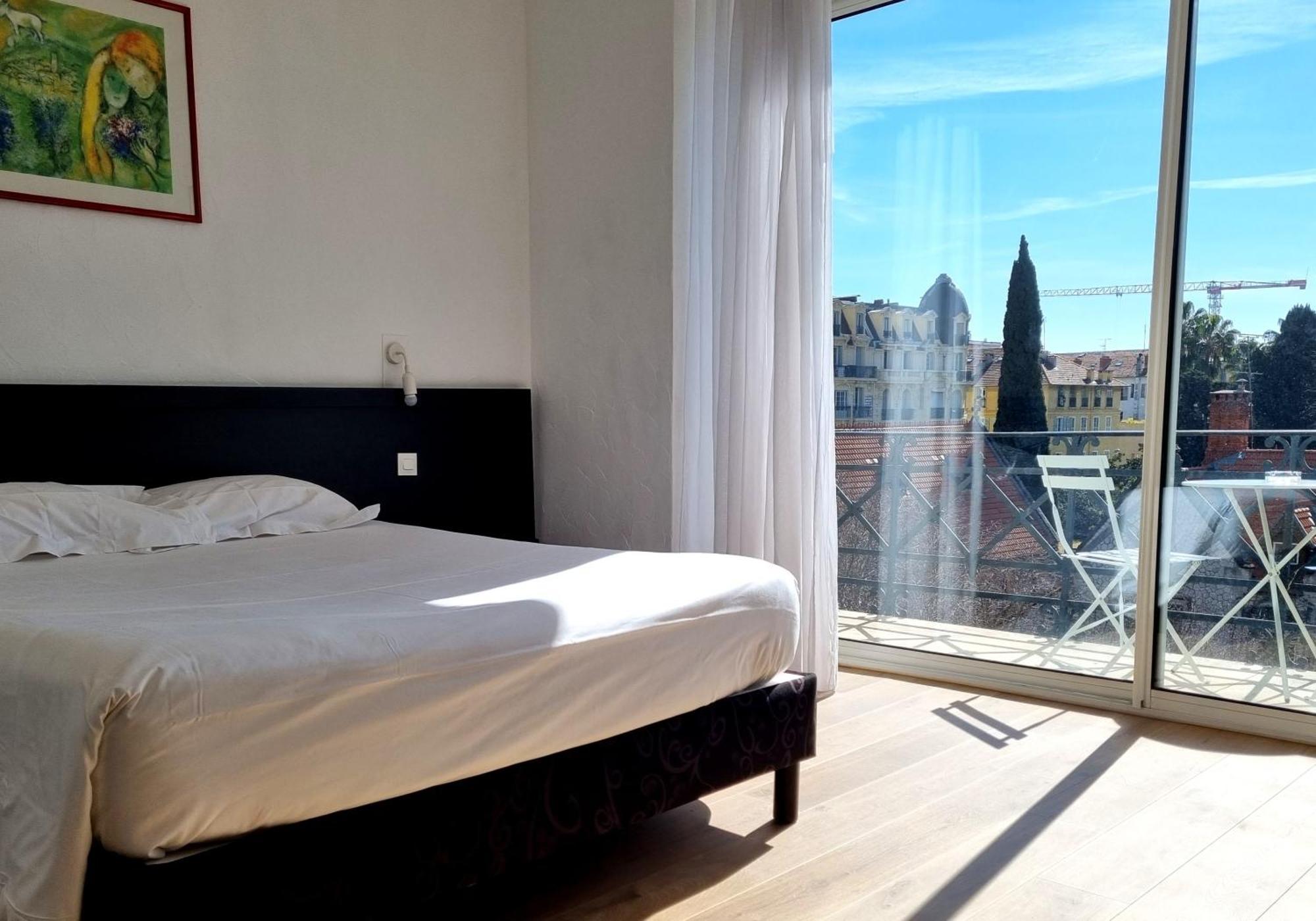 Carlton Hotel 3*
